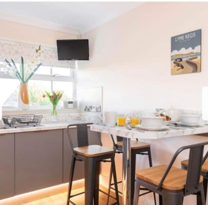Beautiful Large Property, Sleeps 9 Walking Distance To The Sea , Beaches And Restaurants Fantastic Interior Lyme Regis Eksteriør bilde